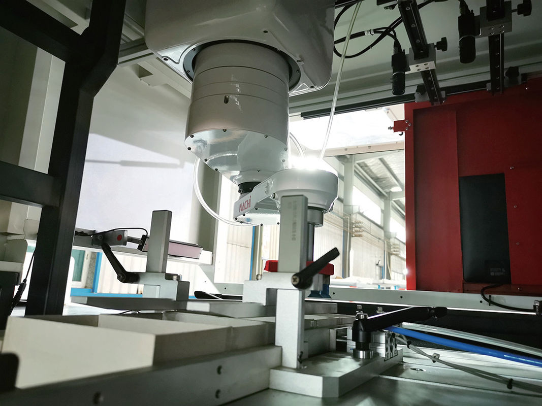 Maszyna do tworzenia sztywnych pudełek z tektury papierowej w połączeniu z systemem sterowania PLC dostarczającą rozwiązania w zakresie opakowań i produkcji pudełek