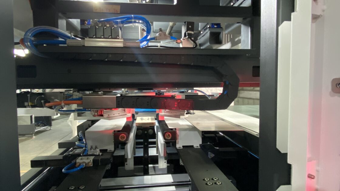 Podwójne karmienie podwójne formowanie sztywne pudełko maszyna do tworzenia szybka prędkość wysoka precyzja pełne sterowanie servo