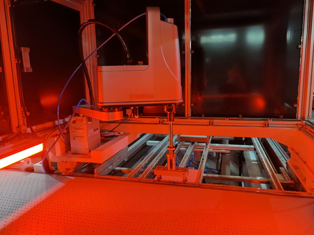 PLC z interfejsem ekranu dotykowego Automatyczna maszyna pozycjonowania Automatyczna prędkość produkcji 35-45 pcsmin