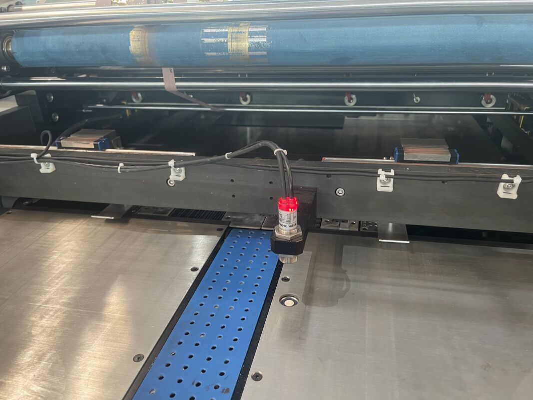LY-720TJ 3D Gilding Automatic Hot Foli Stamping Machine Na pełny zakres papieru opakowaniowego, kolorowe stemplowanie