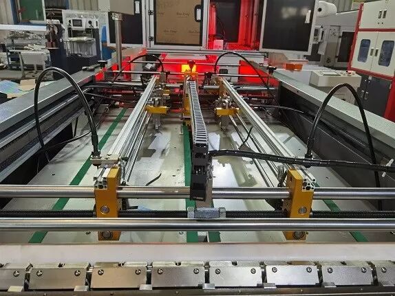 Automatyczna maszyna do produkcji pudełek LY-900SMB Prędkość do 20-30 sztuk / min Czterostronna maszyna do pakowania