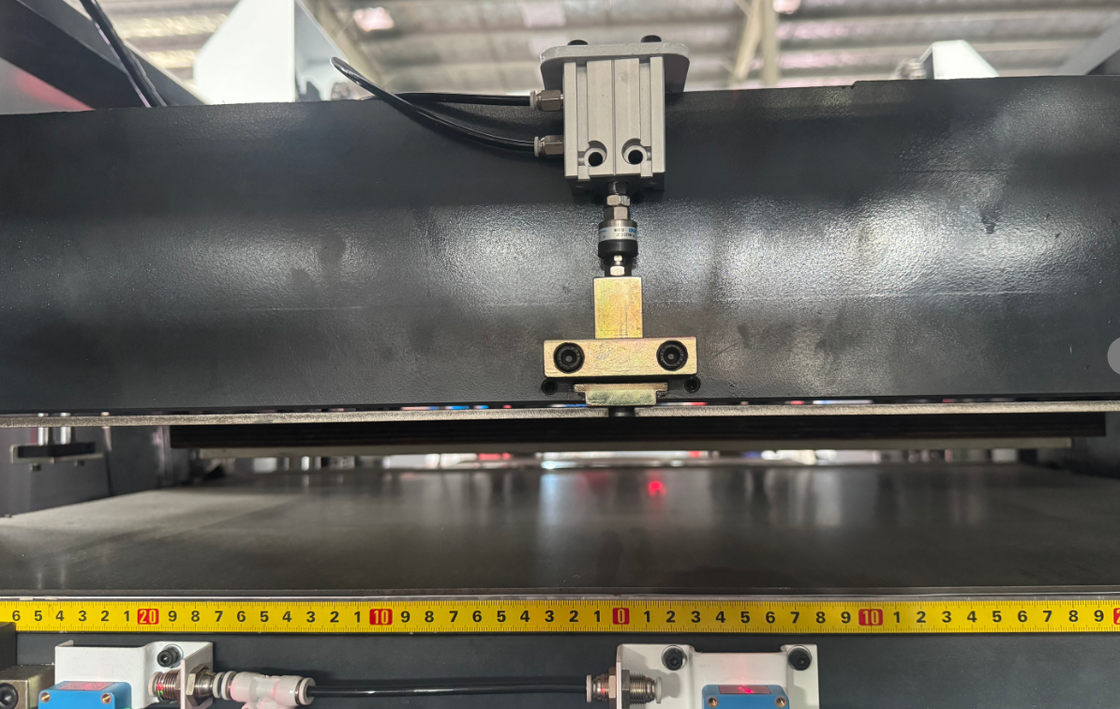 LY-DS650 Полностью автоматическая высекальная машина (только для серого картона без точек соединения) Интеллектуальная круговая подача Высокая точность Высокая эффективность