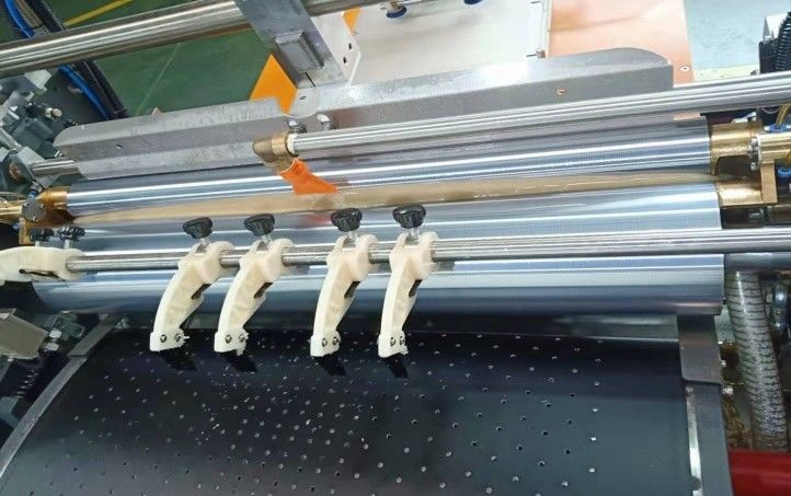 Wysoka dokładność Inteligentna maszyna do produkcji sztywnych pudeł z 20 - 25 sztuk / min Robienie dużych pudeł